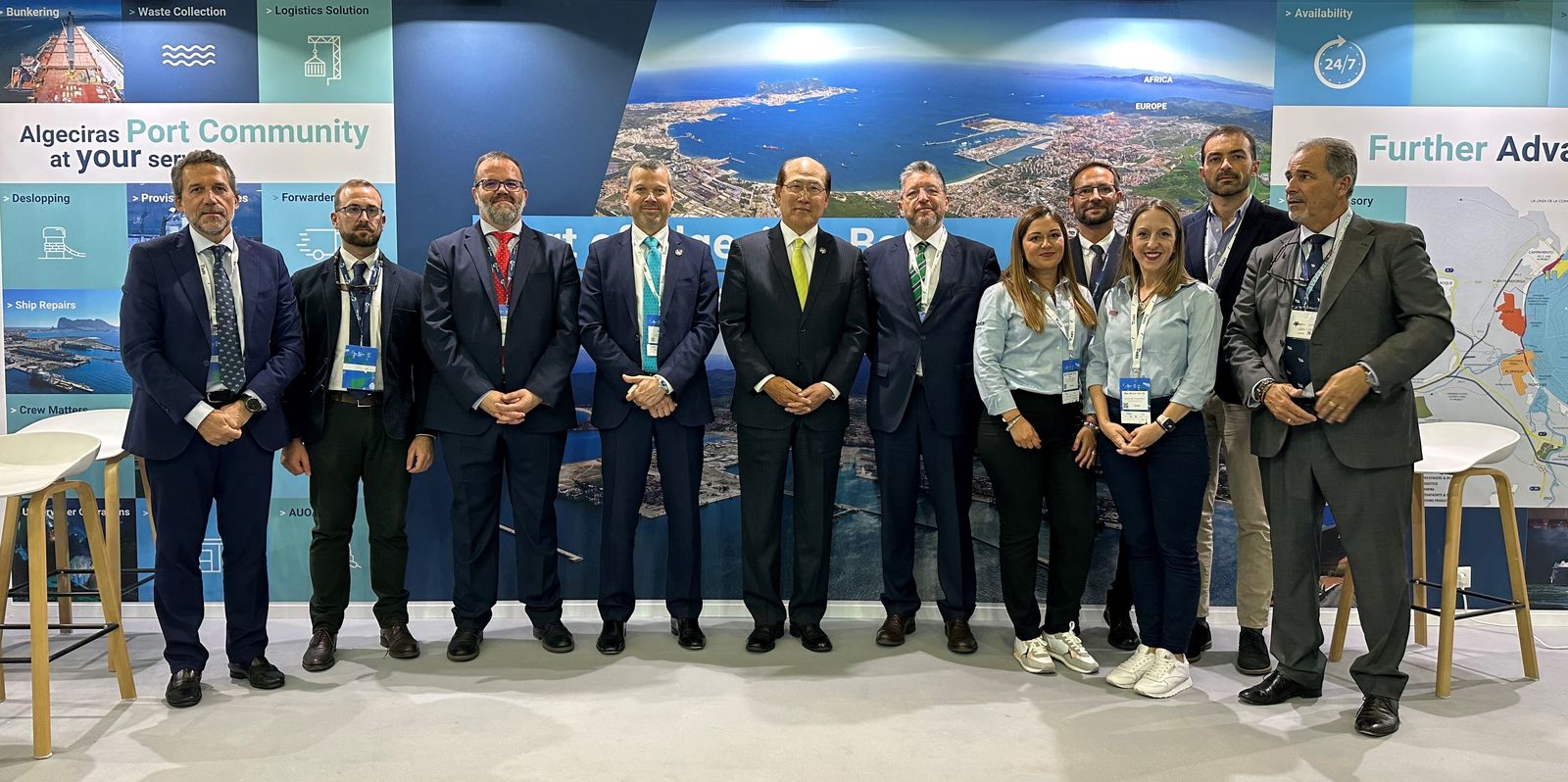 La visita del secretario general de la Organización Marítima Internacional al expositor del Puerto de Algeciras.