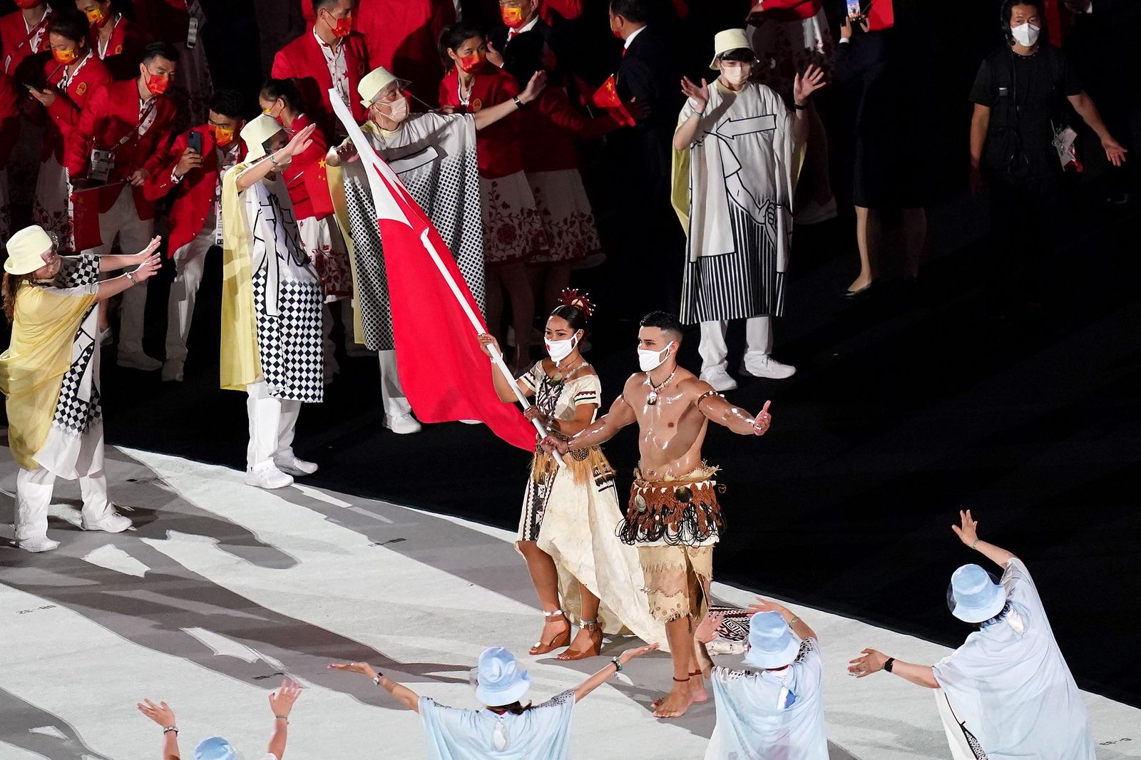 Dos atletas de Tonga durante el desfile inaugural en Tokio.