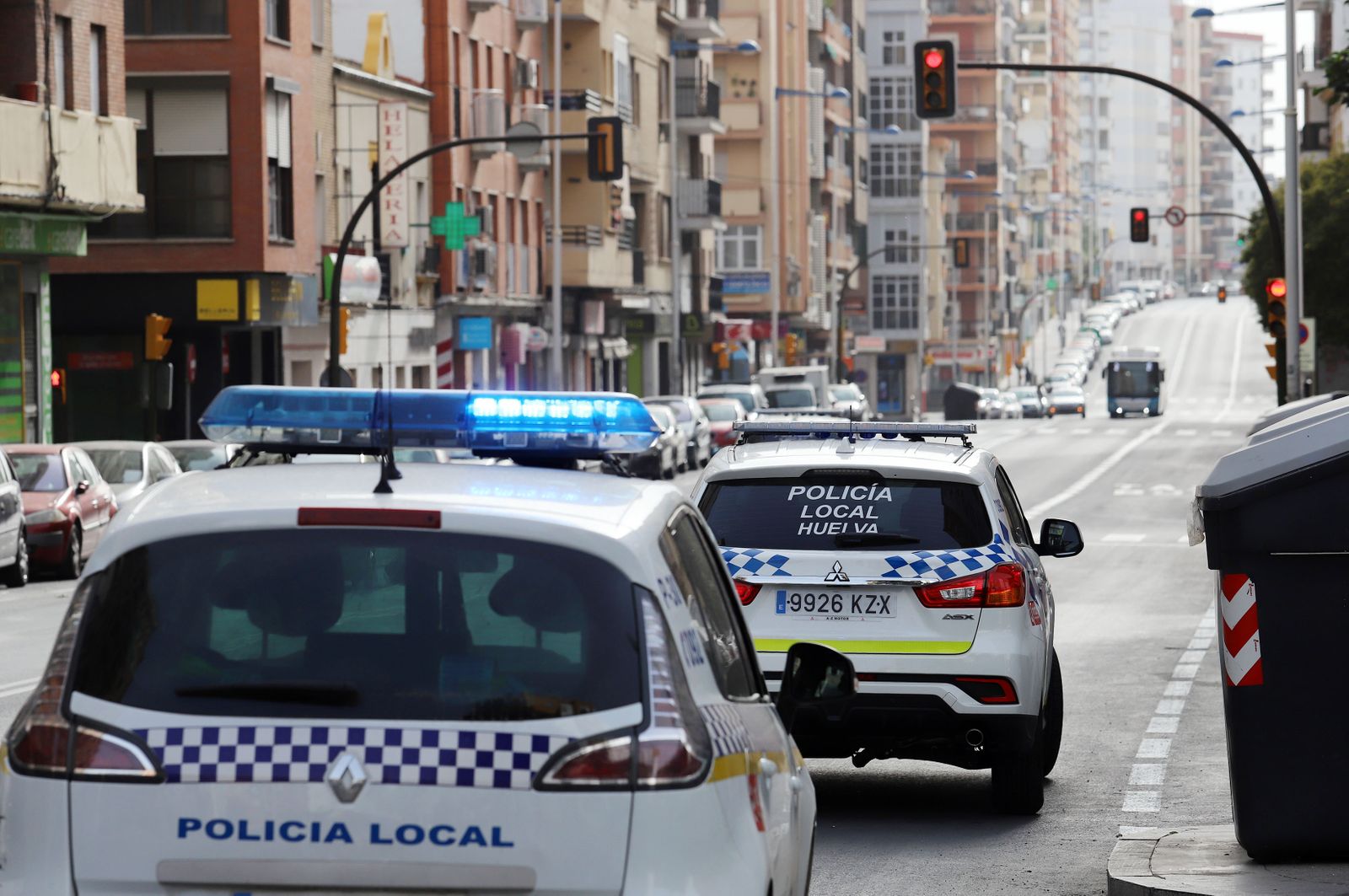 Dos coches de Policía Local patrullan por Huelva.