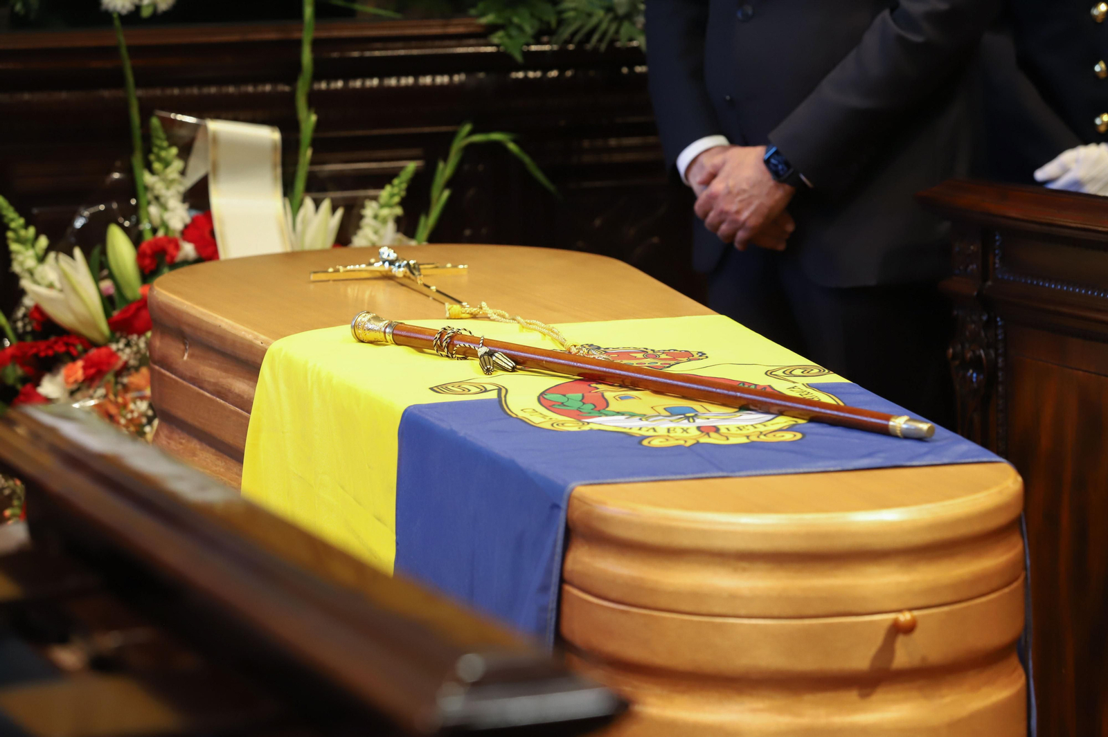 Imágenes de la capilla ardiente de Ernesto Delgado instalado en el Salón de Plenos del Ayuntamiento de Algeciras