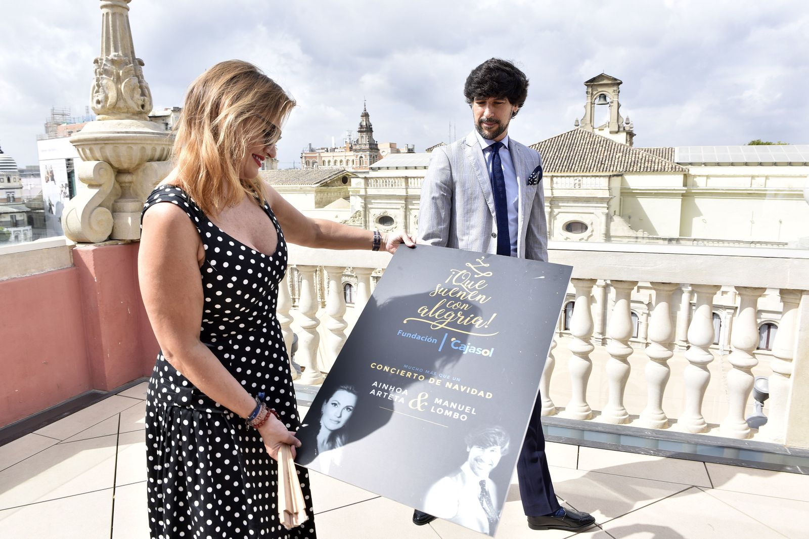 Ainhoa Arteta y Manuel Lombo, durante la presentación de 'Que suenen con alegría' en Sevilla.