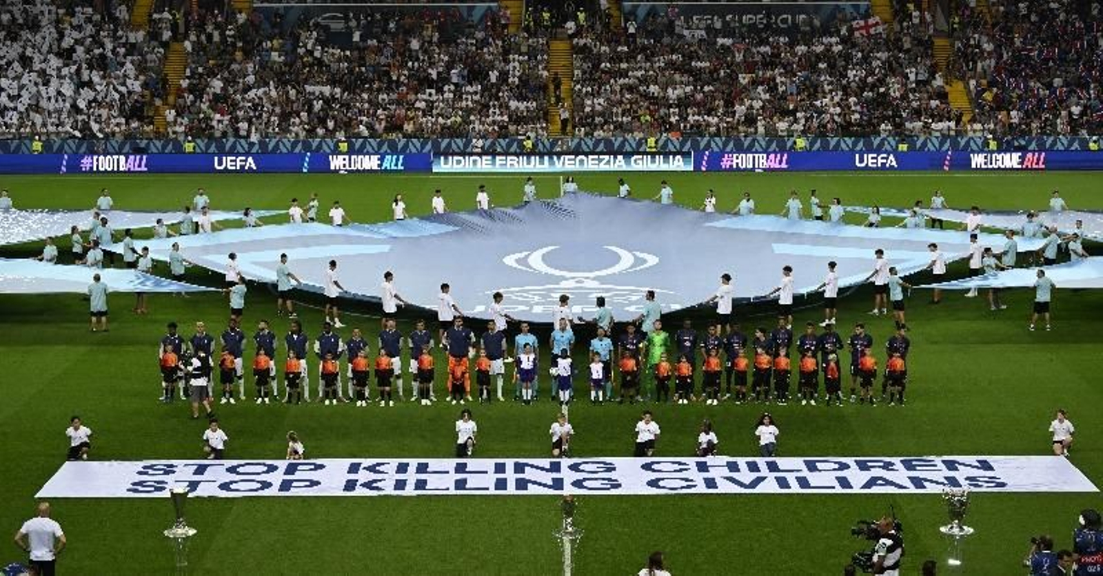 La doble pancarta de la UEFA al inicio de la Supercopa de Europa.
