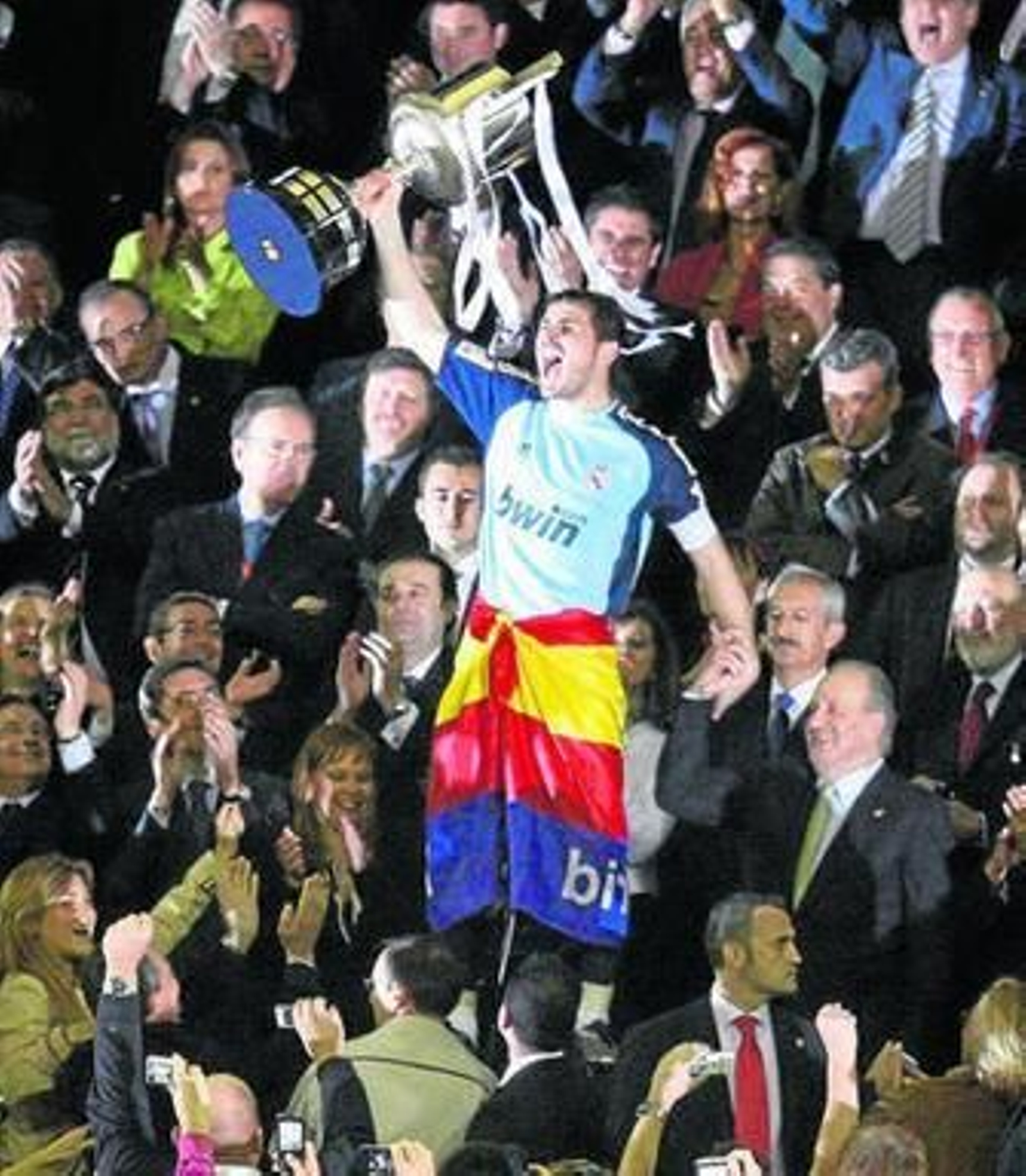 Casillas, con el trofeo que identifica al Real Madrid como actual campeón.