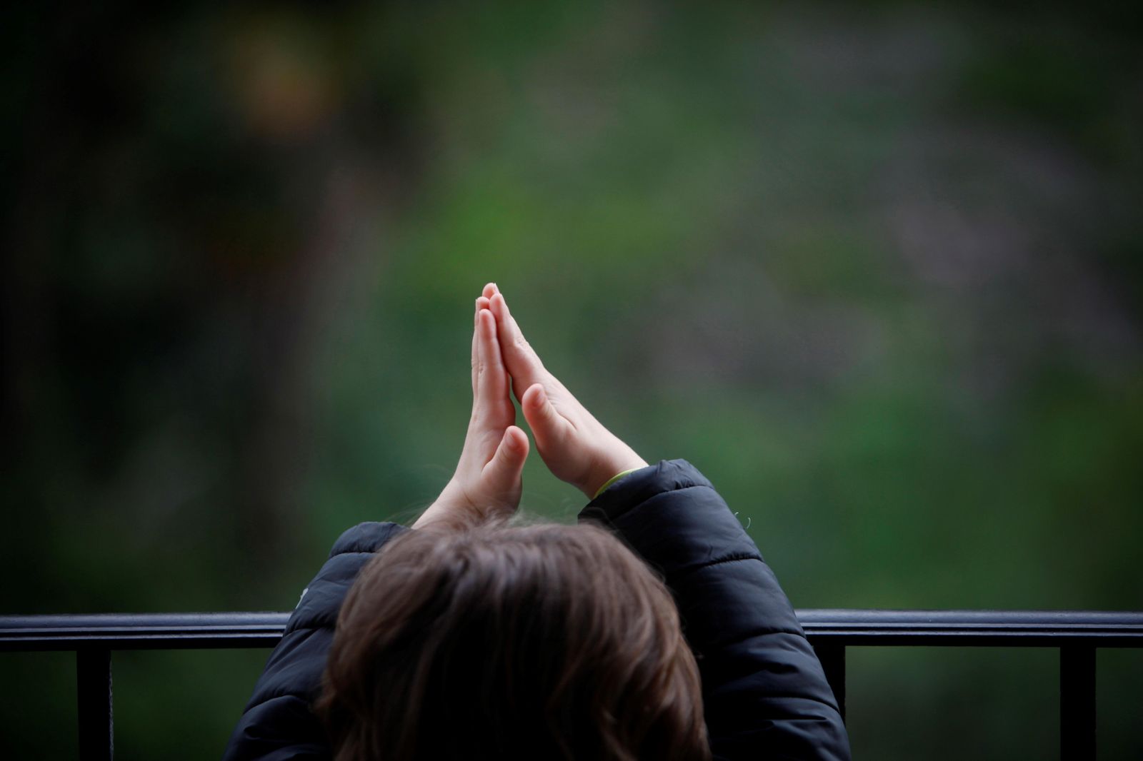 Un niño aplaude desde su balcón a los sanitario