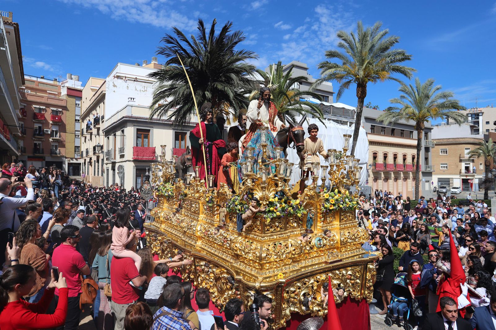 Imágenes del recorrido de la Borriquita  por las calles de Huelva