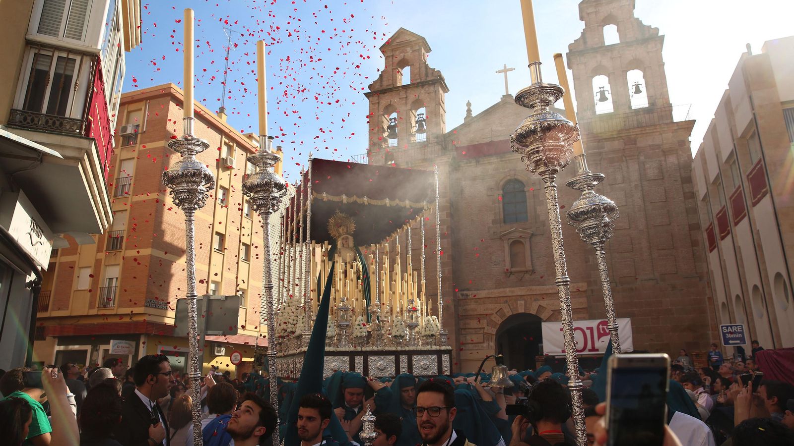 Mediadora enfilando calle Ancha del Carmen.