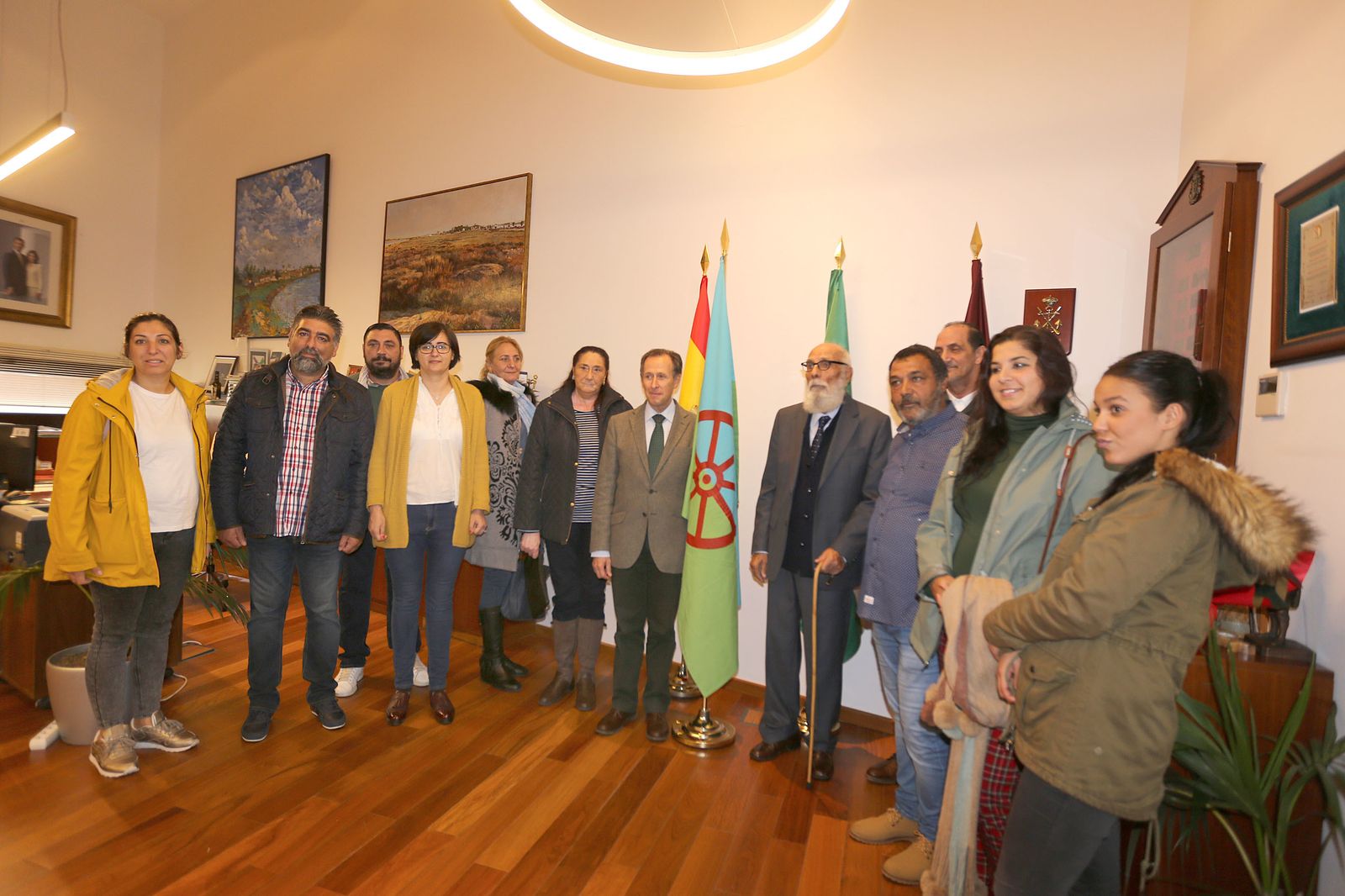 Encuentro celebrado en el Consistorio con motivo del Día de los Gitanos.