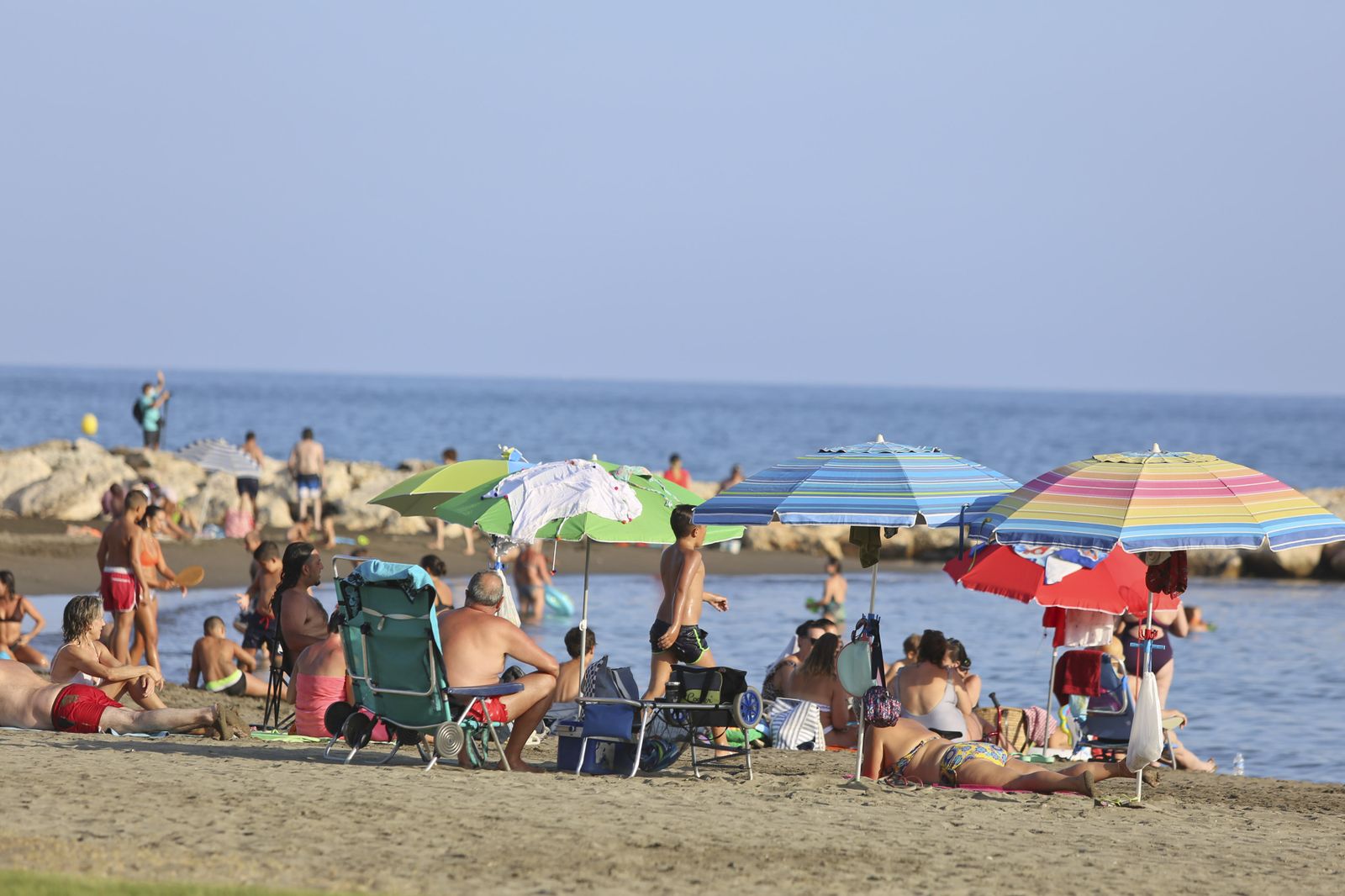 Así se está viviendo el verano del coronavirus en Pedregalejo. Fotos al atardecer