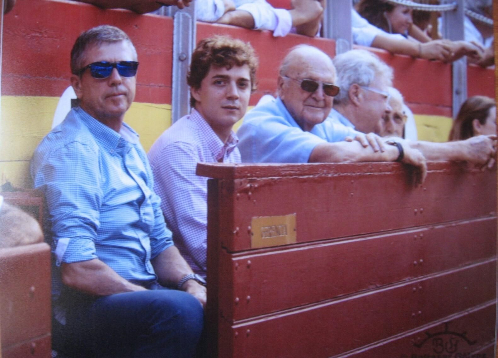 Tres generaciones de la familia Cuesta en su burladero del callejón de la plaza de toros: don Manuel, Manolo y Luis.
