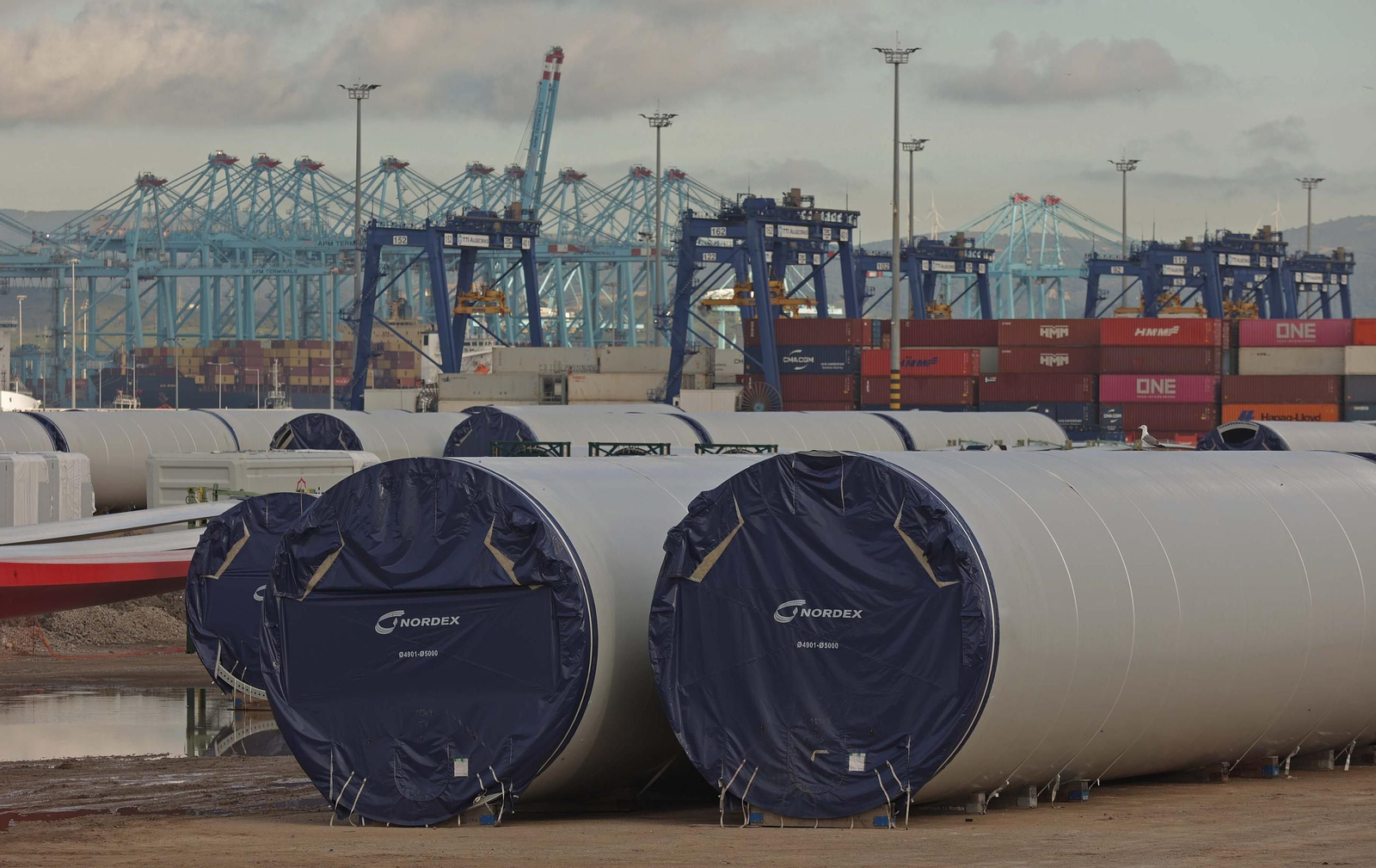 Los aerogeneradores descargados en el muelle de Isla Verde Exterior del Puerto de Algeciras, en imágenes