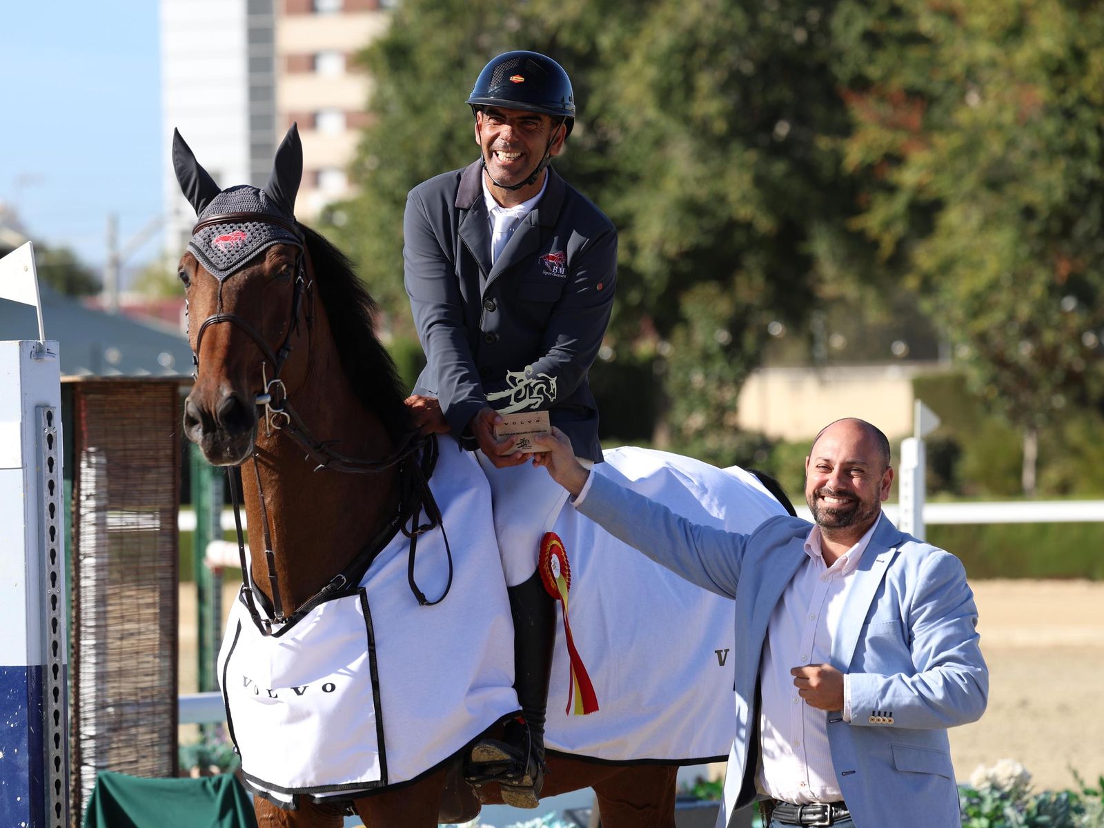 Martínez Bastida recibe el premio en manos de Mariano Calixto, gerente de Turismos La Raza.