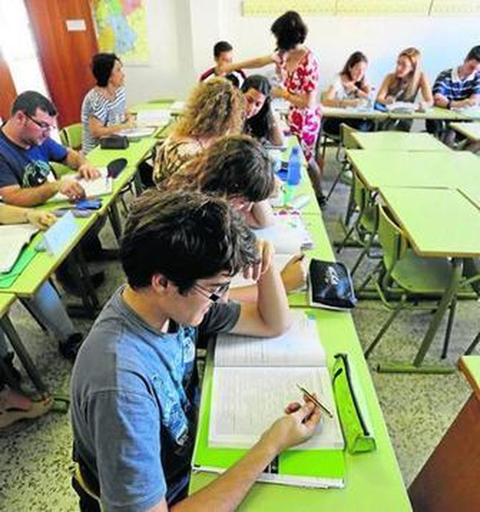 Alumnos en una clase de la Escuela Oficial de Idiomas.