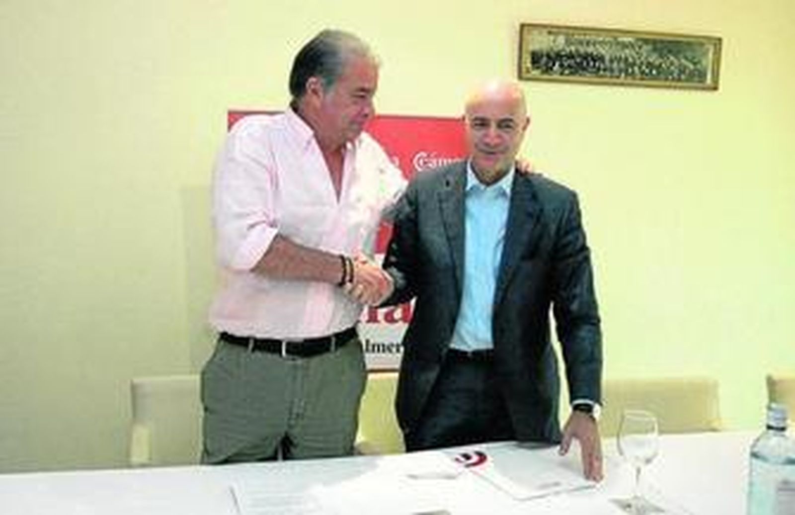 Óscar Martínez y Diego Martínez tras firmar el acuerdo de colaboración.