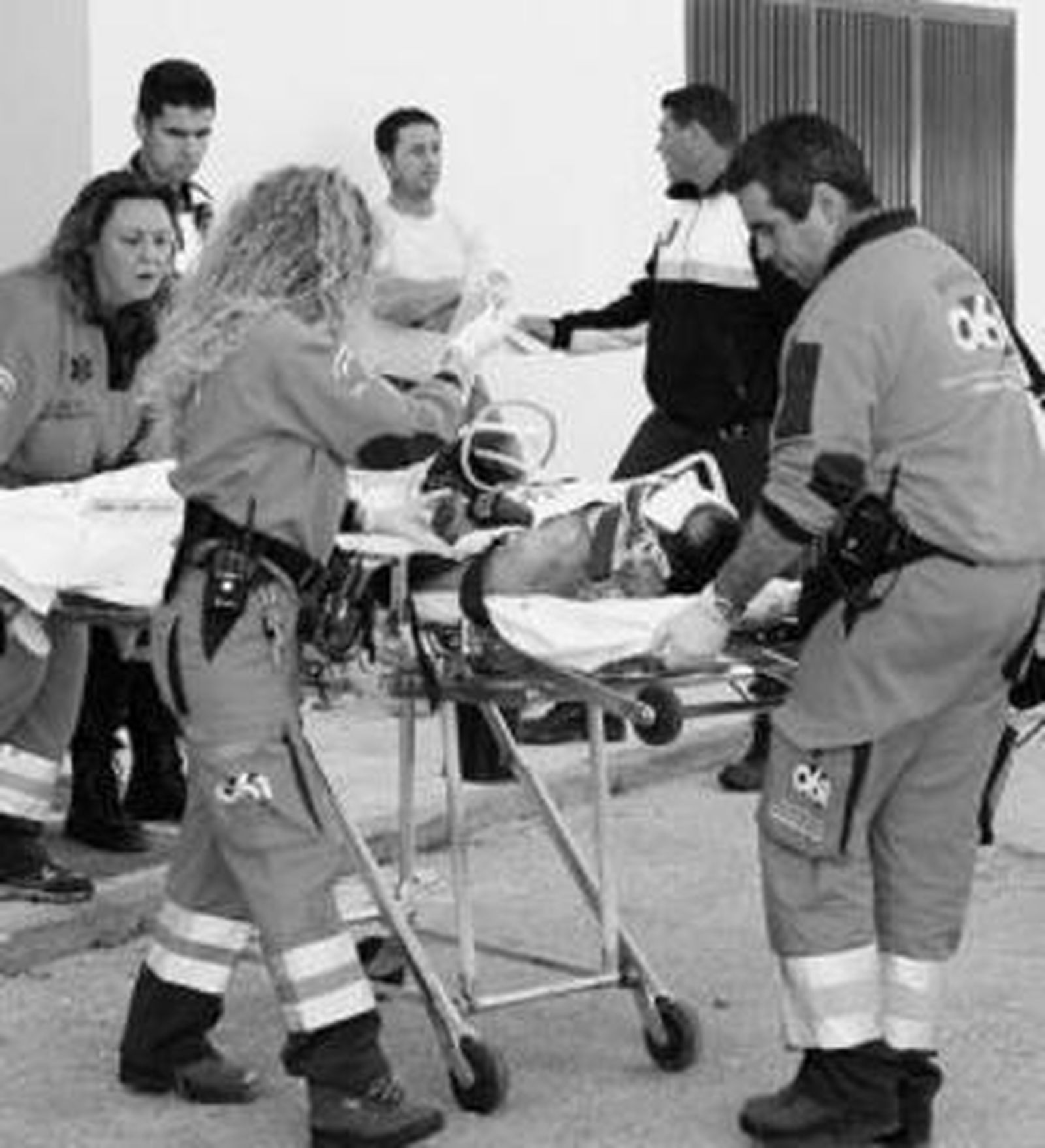 Un compañero del accidentado se lamenta junto a la puerta de la casa donde se hacía la obra.