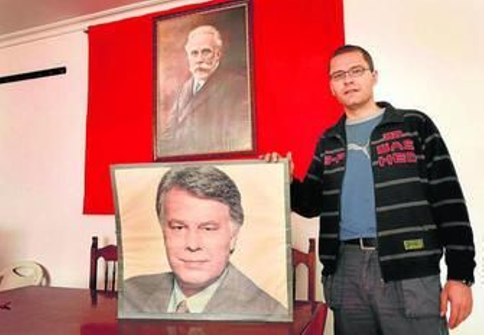 Gabriel Montoro, en la Casa del Pueblo, con una foto de Felipe González y ante el cuadro de Pablo Iglesias.