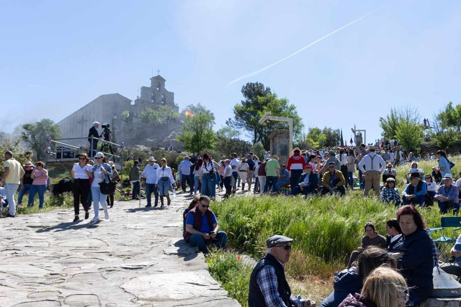 Miles de romeros acuden al encuentro de la Virgen de la Cabeza en su romería