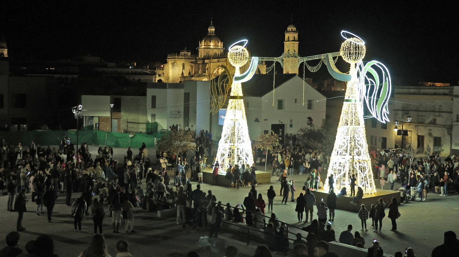 Los dos ángeles de la plaza Belén son los grandes atractivos del alumbrado de este año en Jerez. Los dos ángeles de la plaza Belén son los grandes atractivos del alumbrado de este año en Jerez.