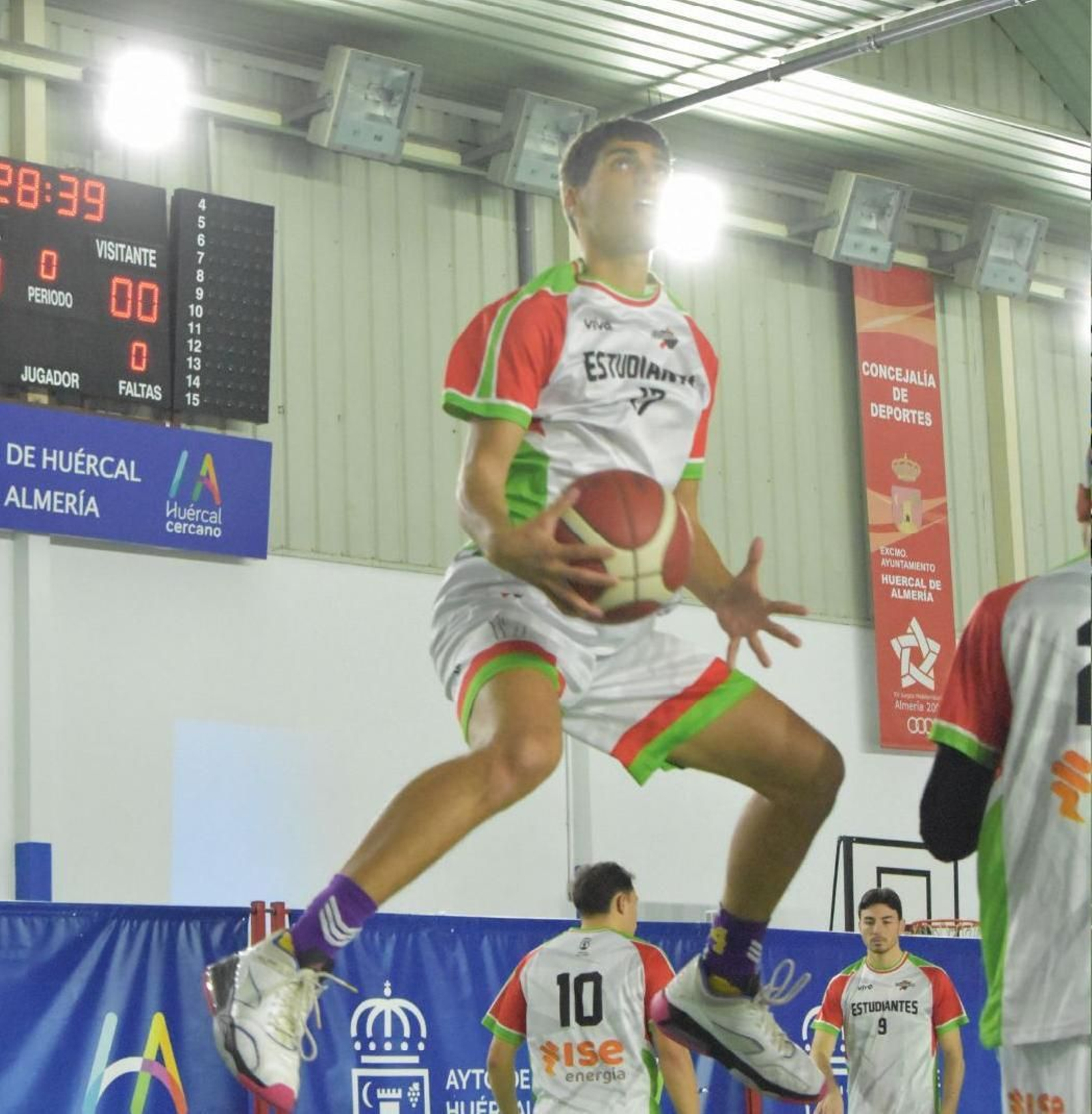 Uno de los jugadores del equipo volando para encestar.