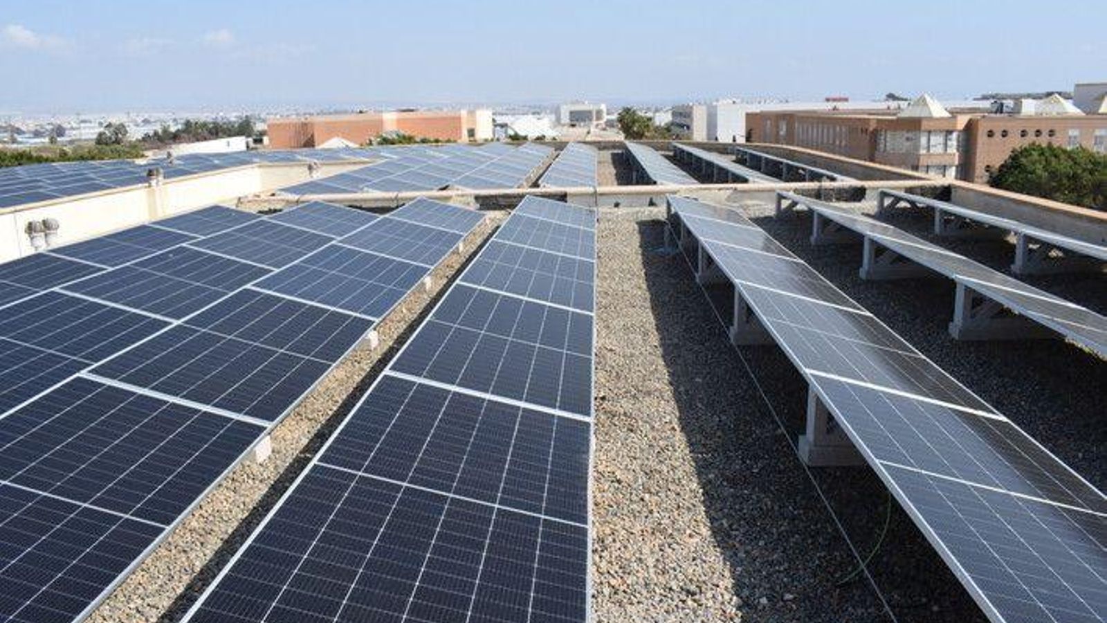 Instalación fotovoltaica de autoconsumo en la cubierta del CITE III del campus de la UAL, en funcionamiento desde el pasado mes de febrero.
