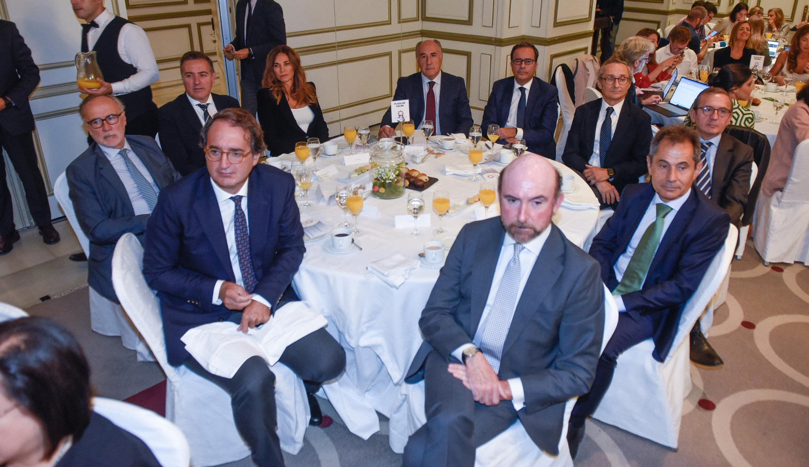 Los invitados al Foro Joly con Juanma Moreno en Madrid, en imágenes