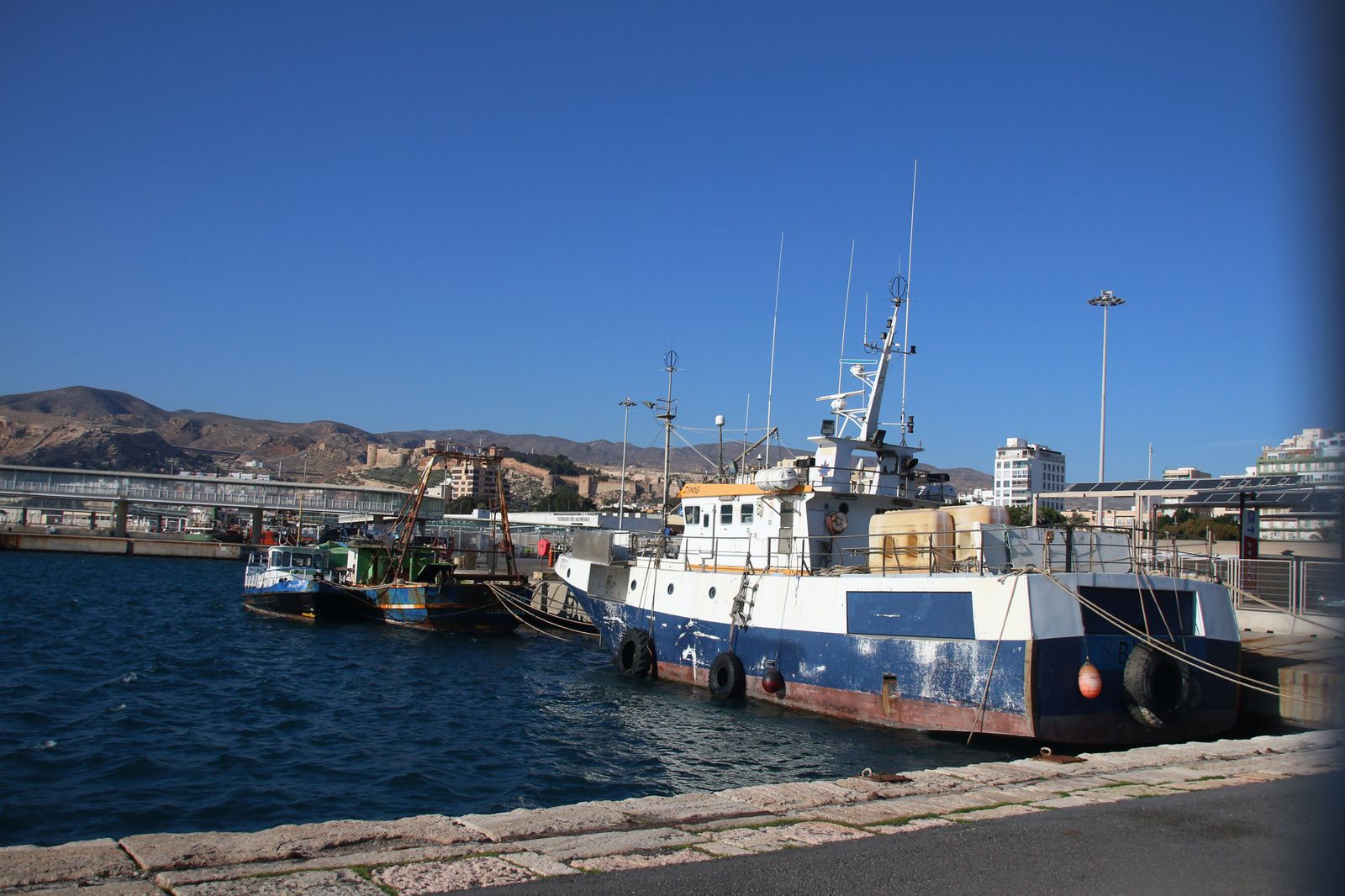En la actualidad, hay seis embarcaciones en situación de abandono en el Puerto de Almería.