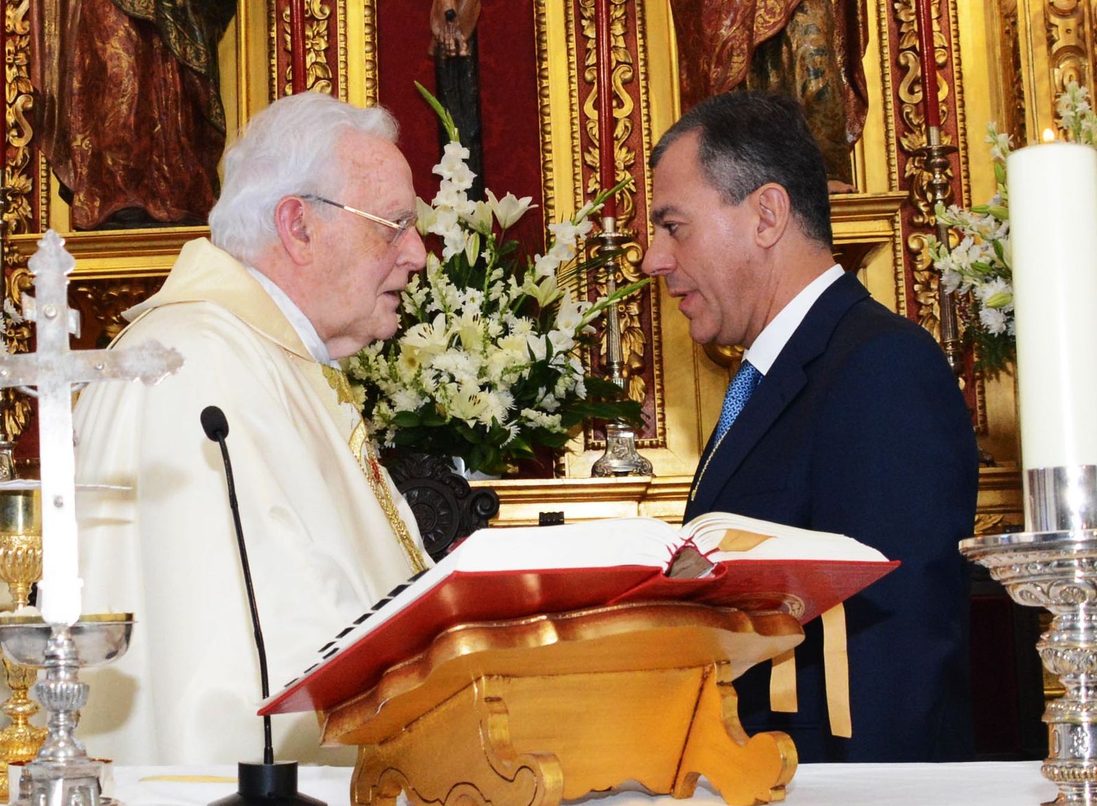 El cardenal Amigo conversa con José Luis Sanz.