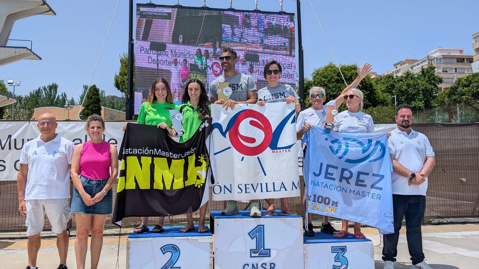 Los tres equipos que ocuparon el podio del Campeonato de Andalucía Open Máster, con el equipo jiennense en el segundo cajón. Los tres equipos que ocuparon el podio del Campeonato de Andalucía Open Máster, con el equipo jiennense en el segundo cajón.