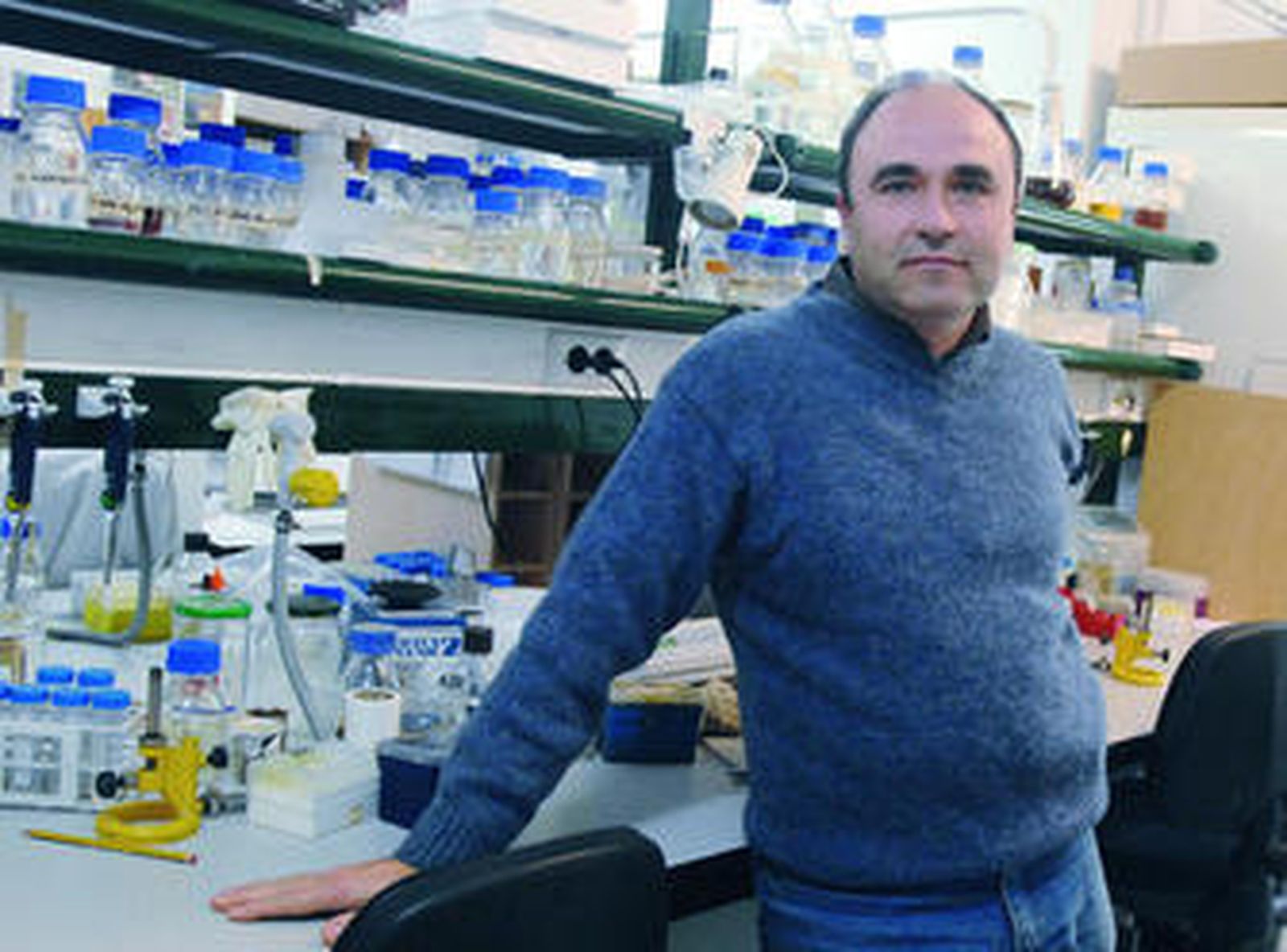 Con el equipo de investigación que dirige en la Facultad de Biología.