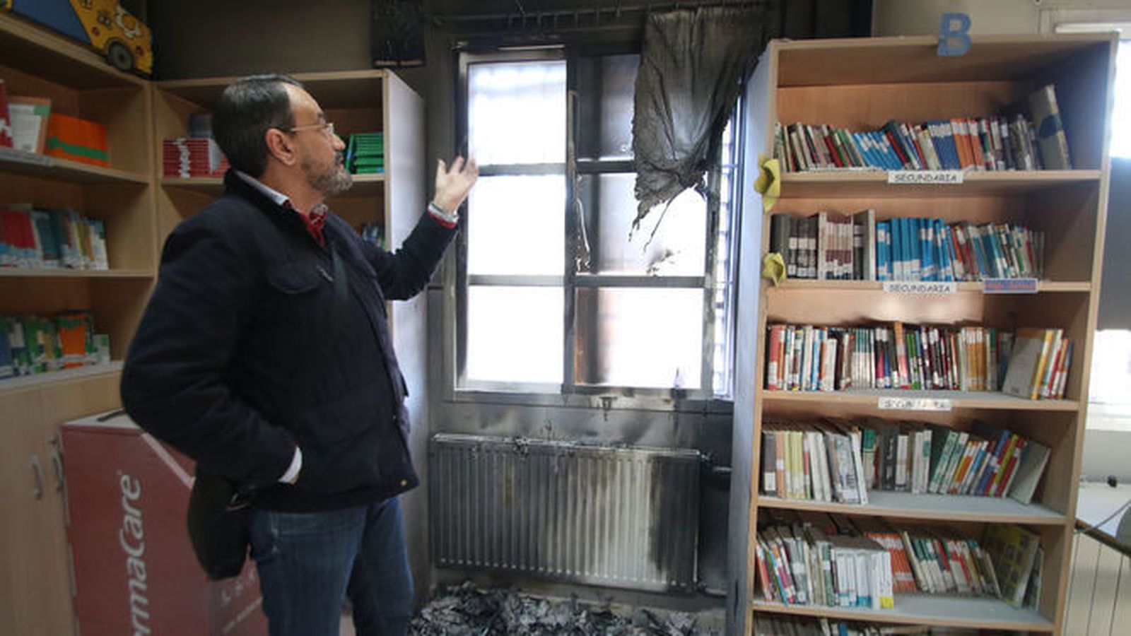 El director del colegio muestra parte de los daños causados.