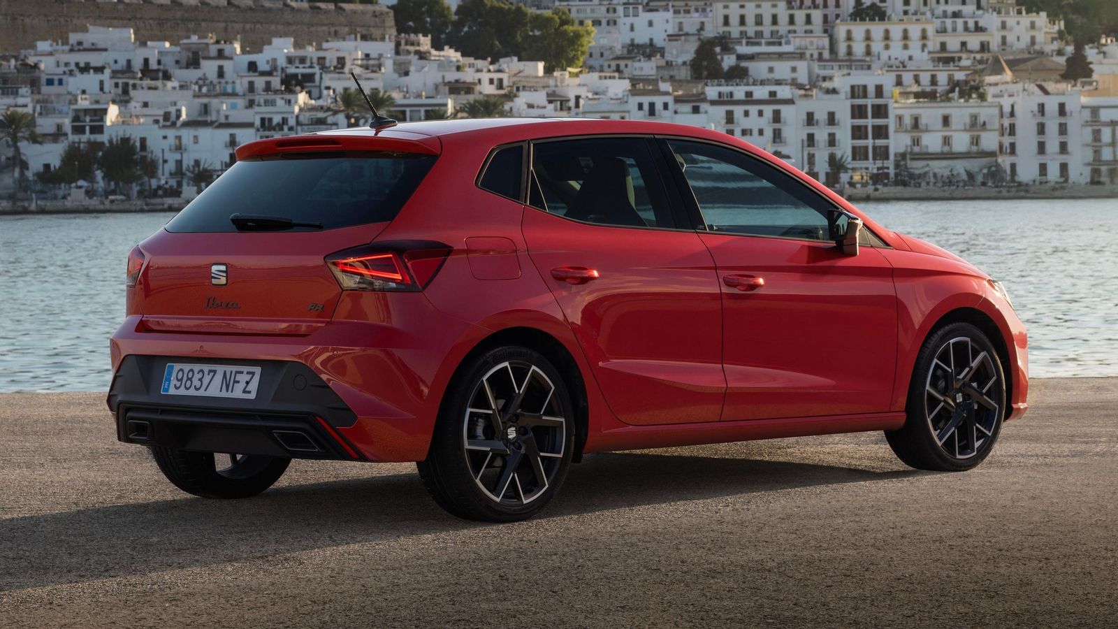 La matrícula se sitúa ahora, en la zona posterior, en la zona negra del paragolpes. Sin modificar piezas de chapa, tanto Ibiza como Arona cambian mucho su aspecto.