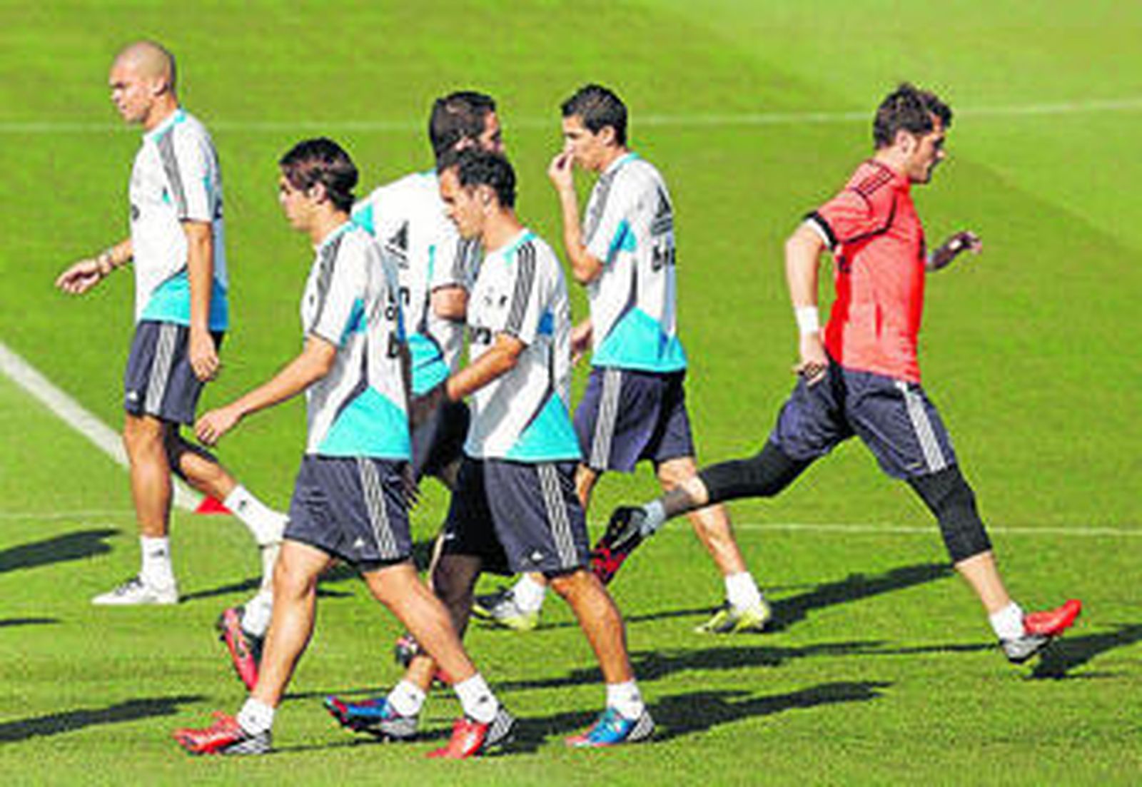 Kaká, Carvalho y Pepe se dirigen hacia un lado y Casillas corre hacia su portería