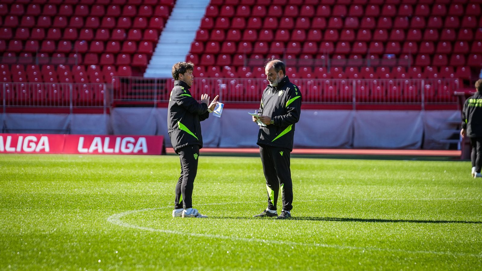 El preparador catalán conversa con Jaume Torras, segundo entrenador del conjunto indálico.