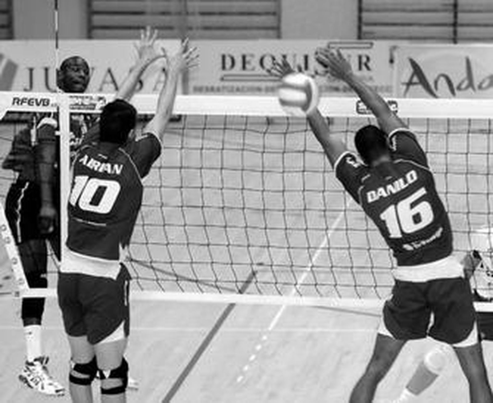 El cajista Da Silveira remata ante el bloqueo rival.