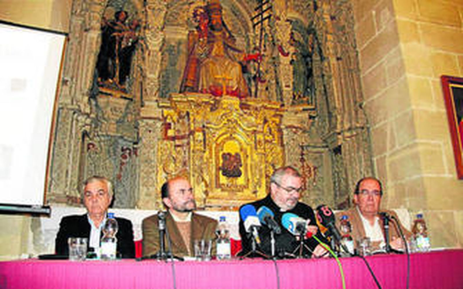 De izquierda a derecha: Manuel María Fernández Prada, Alfonso Carrascosa, el párroco Diego Valle, y Juan Prieto, que forman la Comisión.