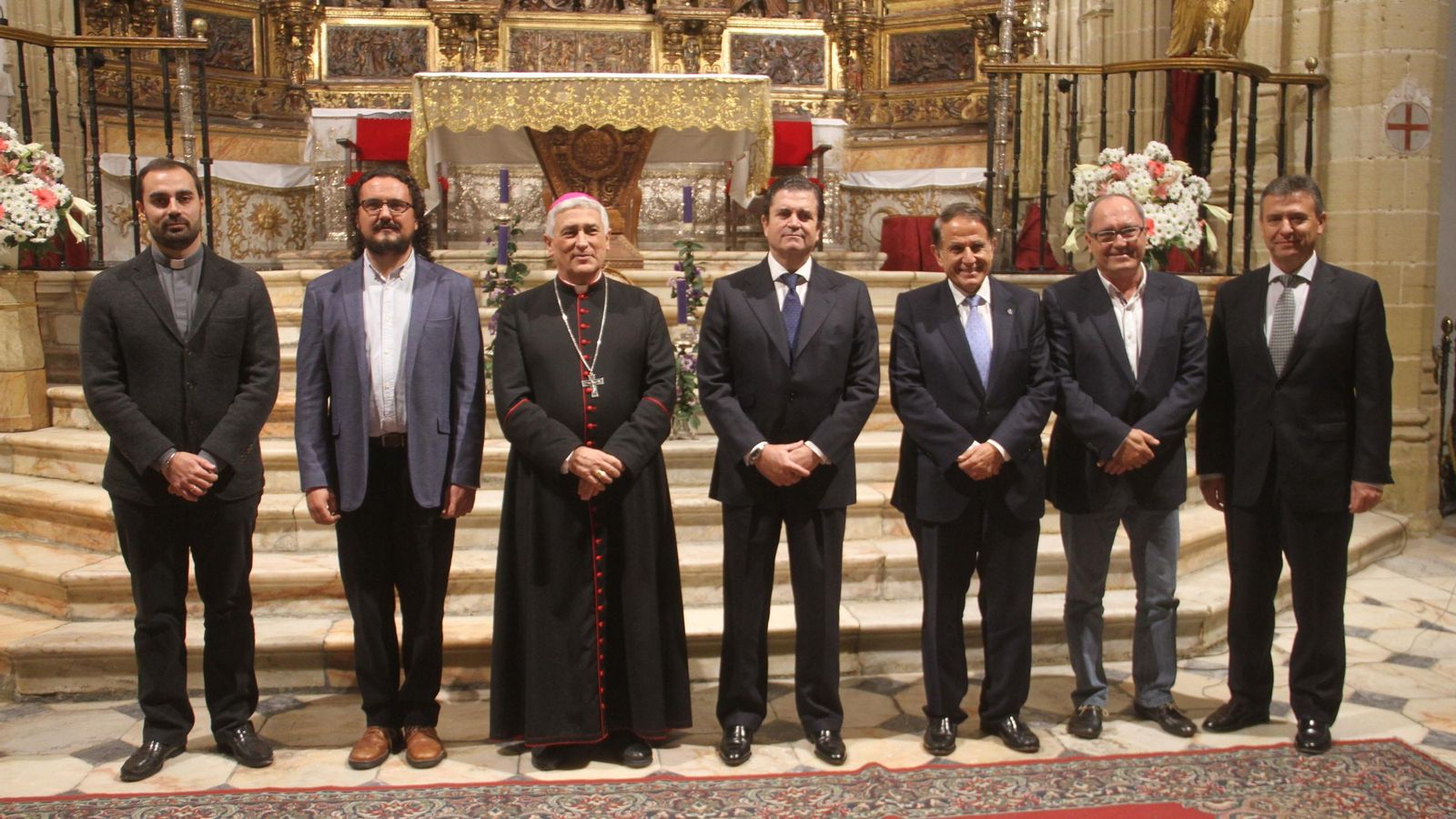Borja Prado, entonces presidente de Endesa,  el obispo de Cádiz y otras autoridades en la inauguración de la iluminiación de la Iglesia Mayor de Medina