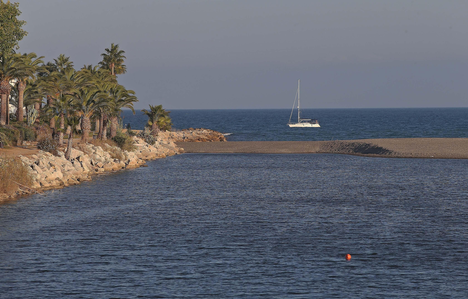 Fotos de la desembocadura del río Guadiaro taponada de nuevo