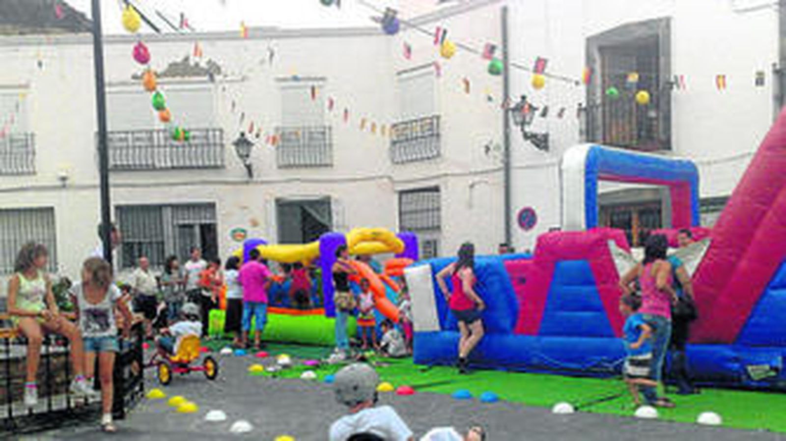 Los niños disfrutan de las fiestas con hinchables y circuitos de karts.