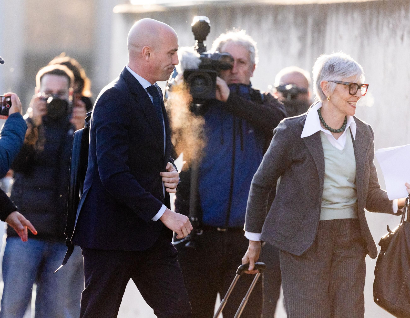 Las fotos del día de la declaración de Rubiales en el juicio