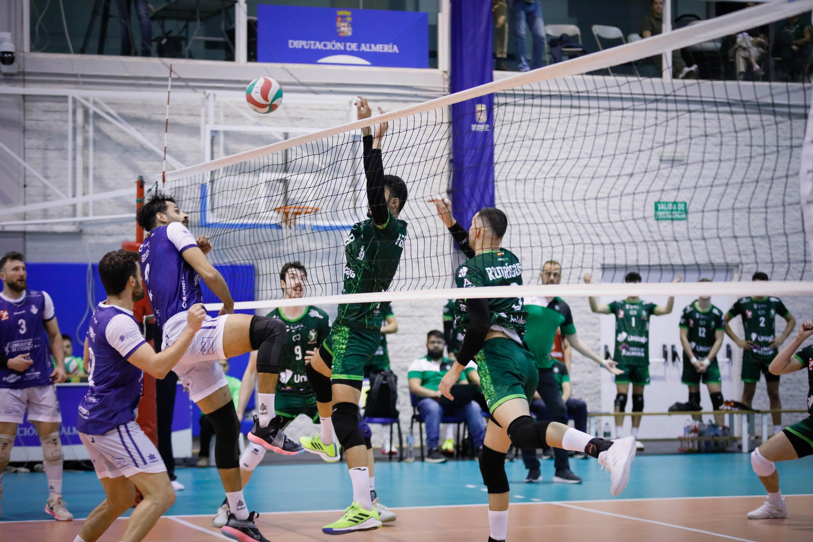 Imágenes del Unicaja Almería frente al conjunto valenciano de voleibol