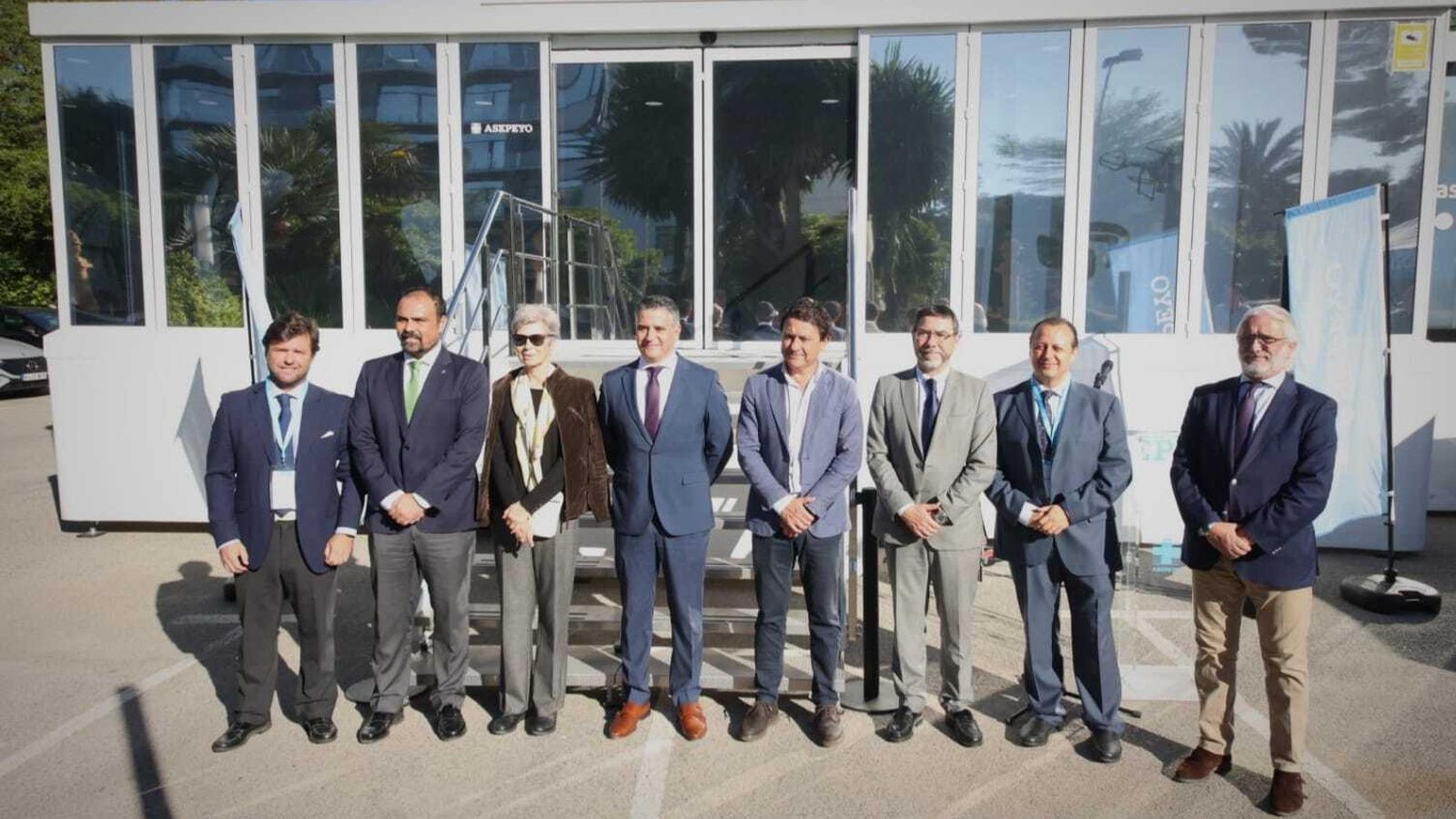 Autoridades asistentes a la inauguración de la unidad móvil 'Ruta 151'. Autoridades asistentes a la inauguración de la unidad móvil 'Ruta 151'.