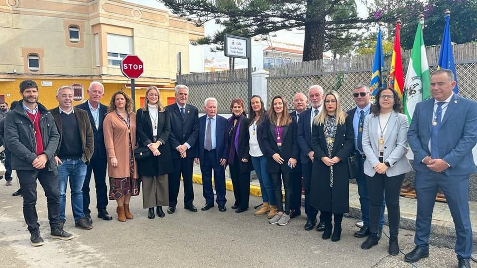 Miguel Valdés, junto a la actual Corporación municipal de Chipiona en la calle que lleva su nombre.