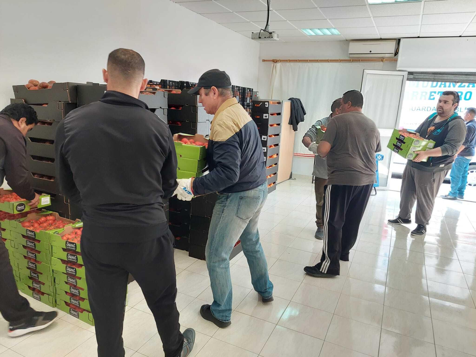 El comedor social del Matadero recibe todos los alimentos.