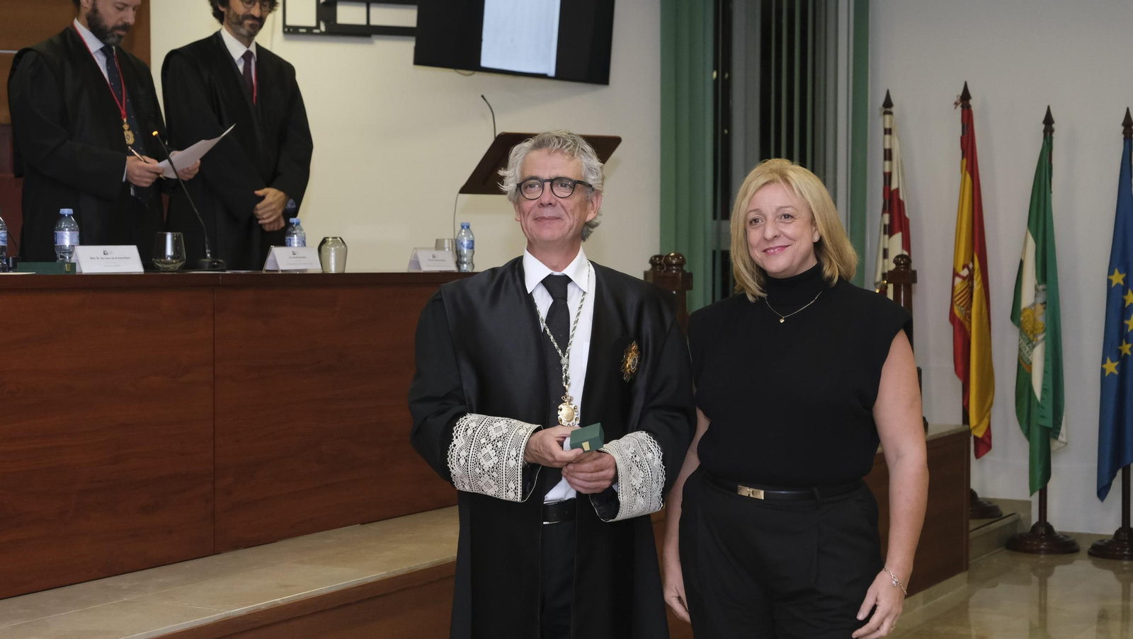 Entrega de insignias de 25 años de colegiado en el Colegio de Abogados de Almería, en imágenes