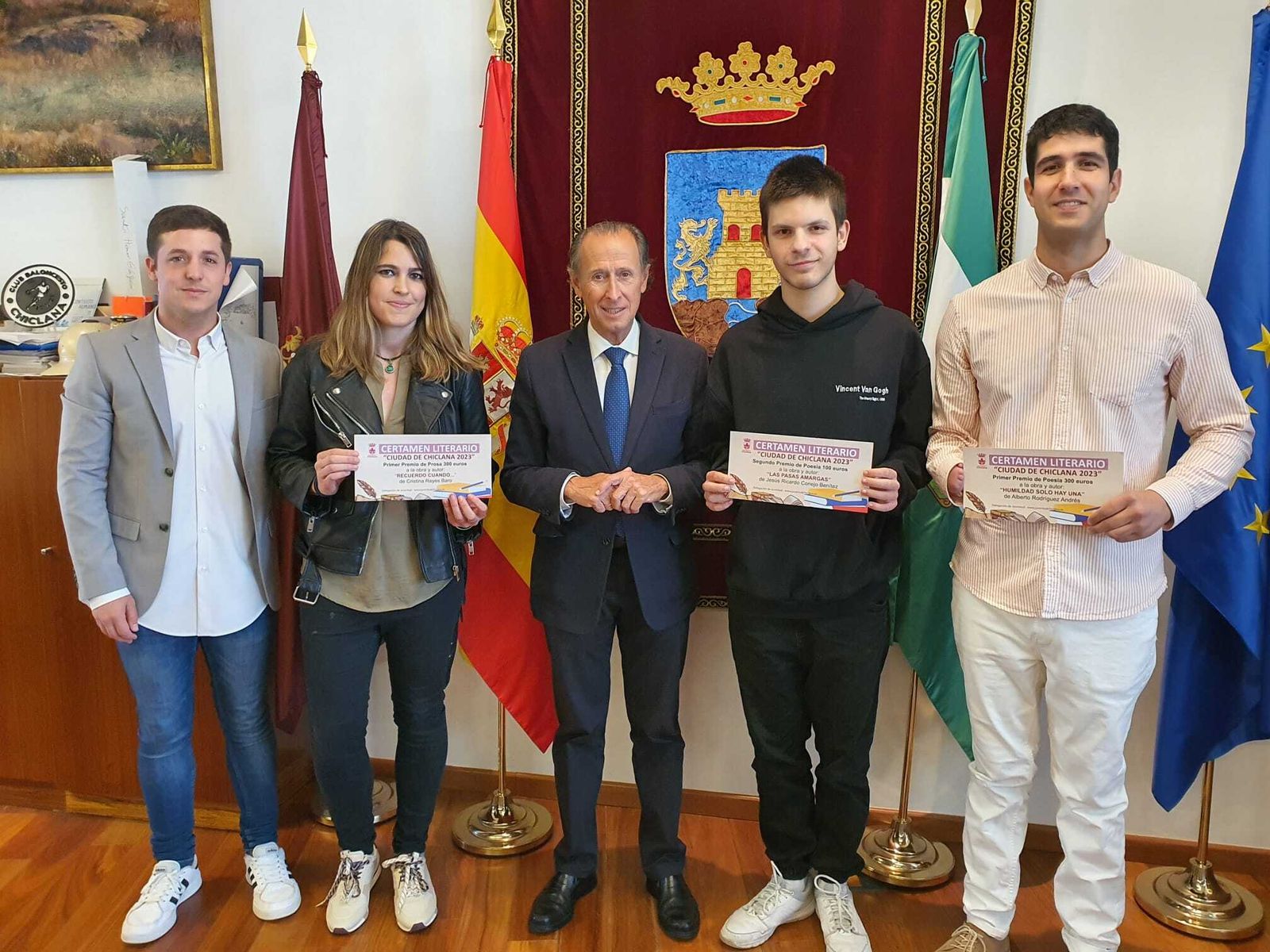 Entrega de los reconocimientos a los ganadores del certamen literario.