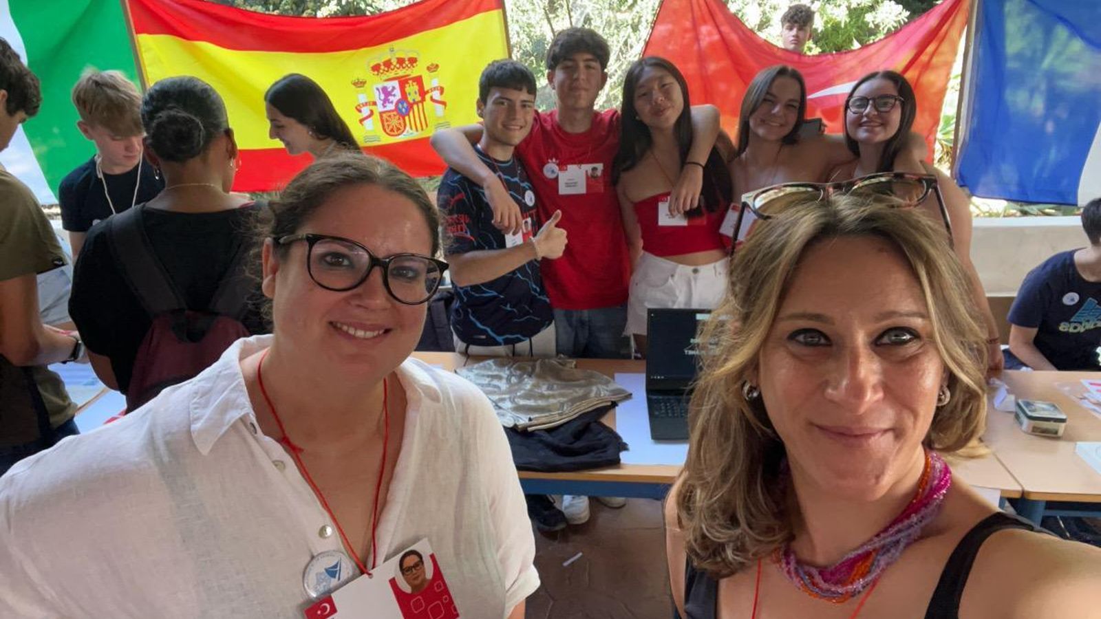 Responsables del centro educativo, junto a algunos de los alumnos que han participado en la Jornada.