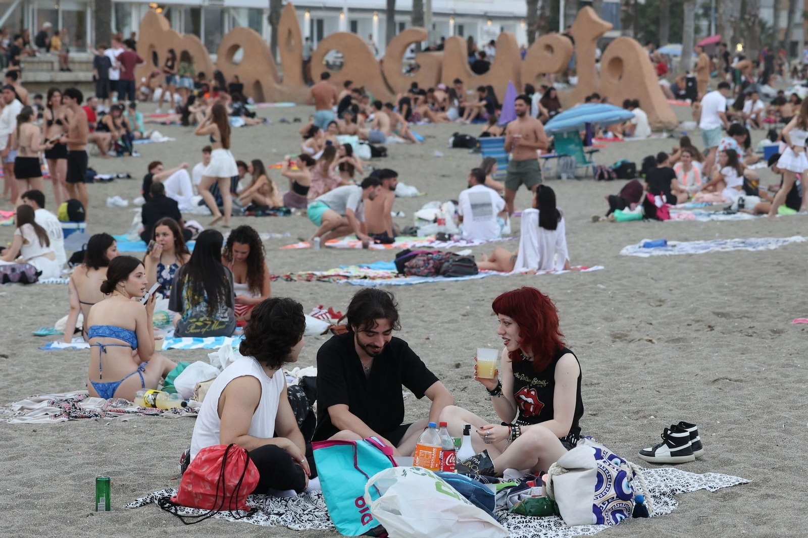 Así se vive la noche de San Juan en la playa de la Malagueta de Málaga, en fotos