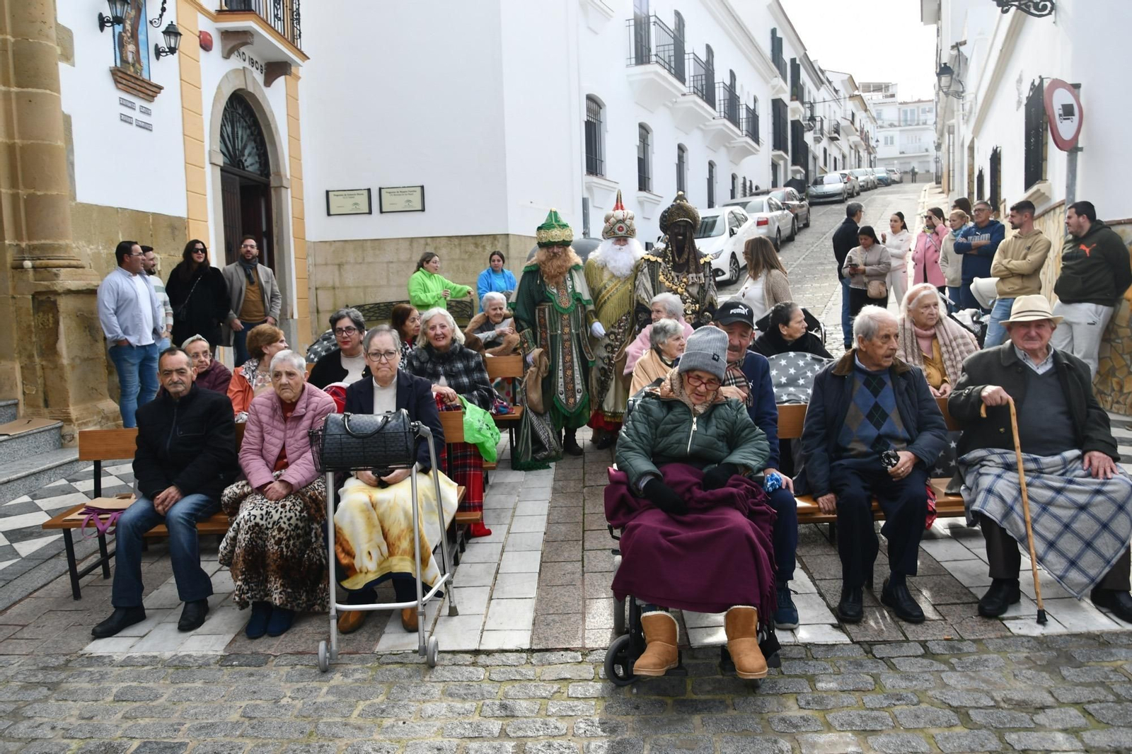 Los Reyes Magos visitan a los usuarios de la Residencia Municipal de Mayores. Los Reyes Magos visitan a los usuarios de la Residencia Municipal de Mayores.