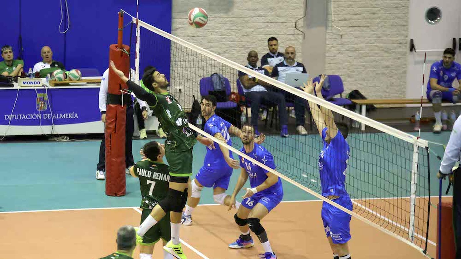 El central gallego en plena ejecución de un remate durante la disputa de un partido de esta última temporada con los almerienses.