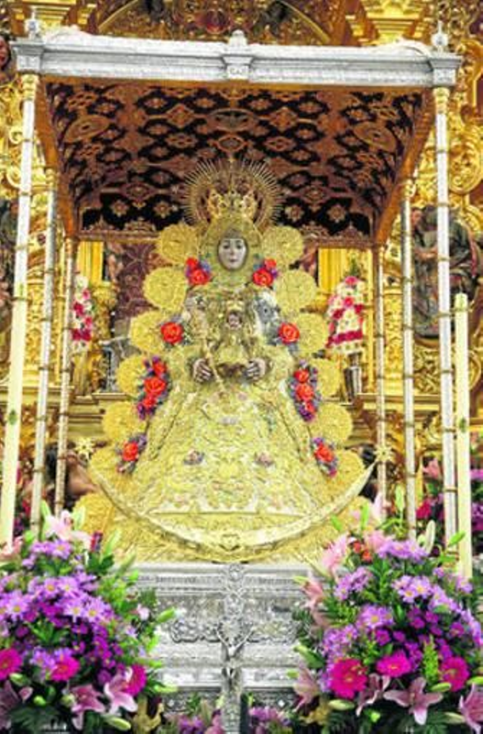 1. La Virgen del Rocío muestra en el paso toda su belleza que este año se ve especialmente completada con el nuevo estreno de su traje realizados por el taller de Santa Bárbara de Sevilla. 2. El Niño también estrena su ropa. 3. La saya de la Virgen  muestra interesantes detalles de una magnífica ejecución artística, como aquí se aprecia.