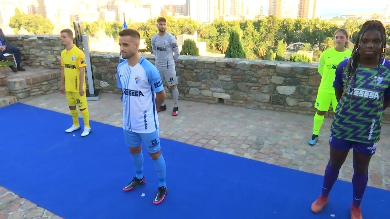 Las nuevas camisetas del Málaga, en la presentación.